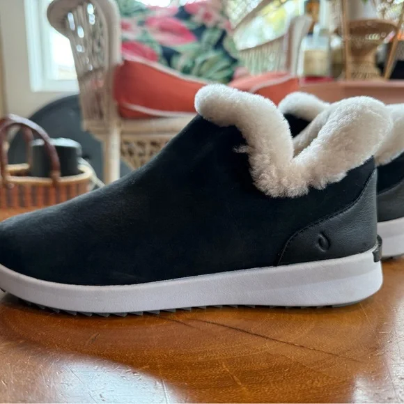 OluKai Malia Hulu Women’s Shearling Black Booties, leather, waterproof - Picture 4 of 9